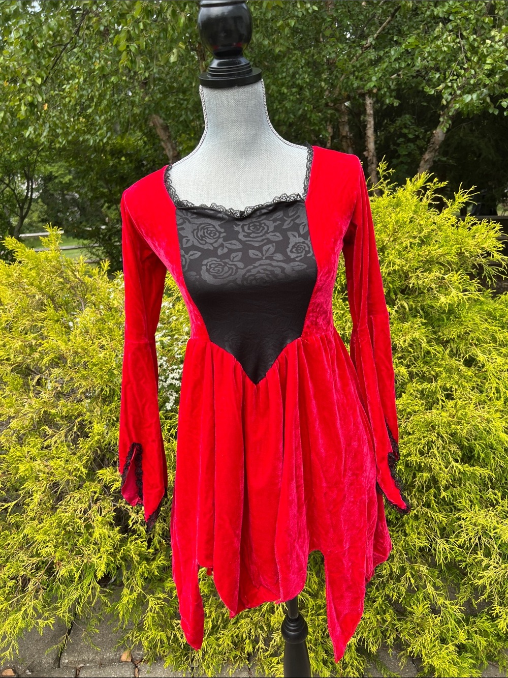 Women’s Red & Black Velvet-Look Dress Vampire Goth Halloween Costume